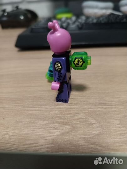 Лего фигурка пришельца из 22 серии минифигурок