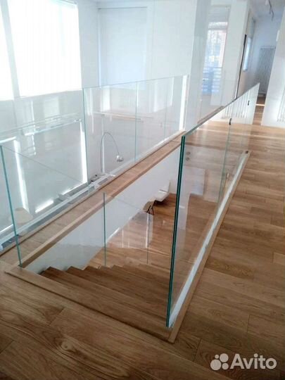 Стеклянное ограждение лестницы