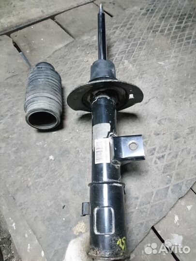 Оригинальный передний амортизатор на KIA sportage