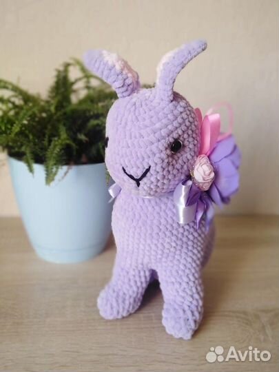 Вязаный плюшевый зайка