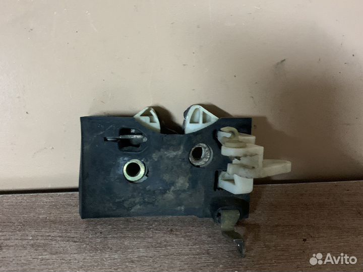 Замок двери передней левой Audi 80