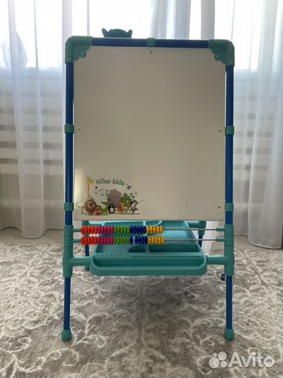 Стол, стул, мольберт