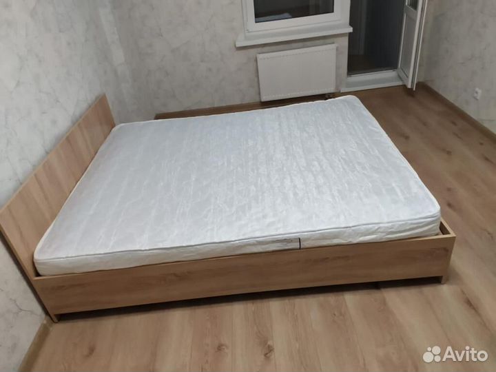 Кровать с матрасом