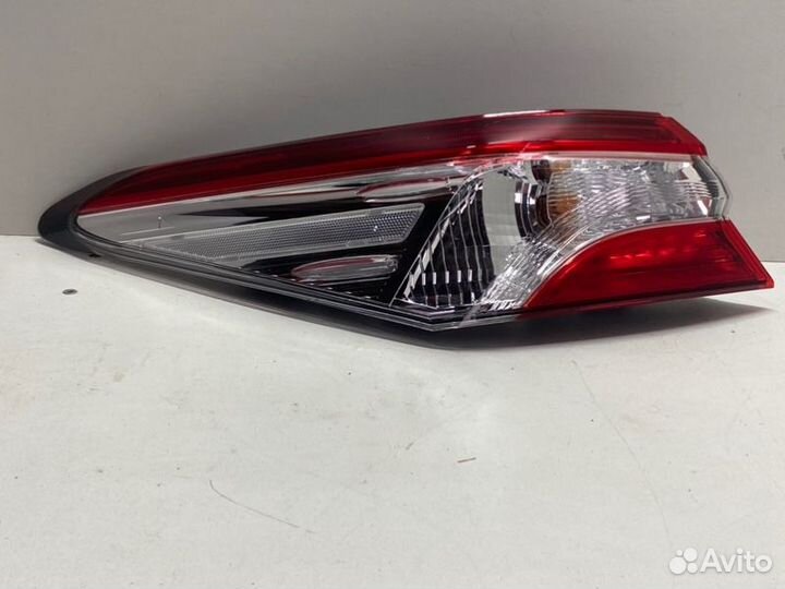 Фонарь наружный задний левый Toyota Camry V70/V75