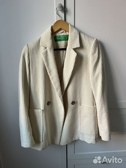 Молочный пиджак Benetton