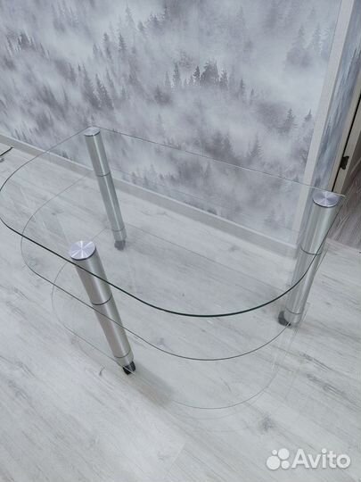 Стеклянный стол