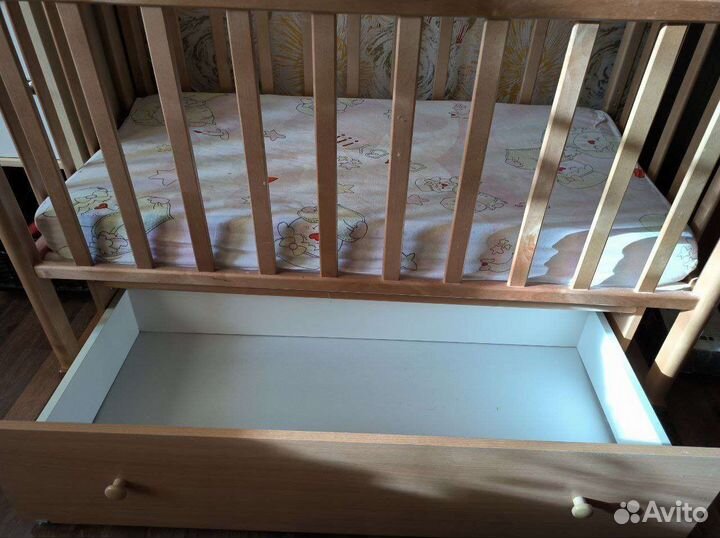 Детская кроватка с маятником и матрасом