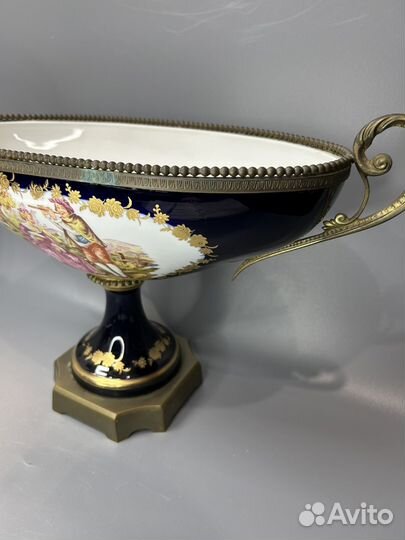 Ваза для фруктов на ножке