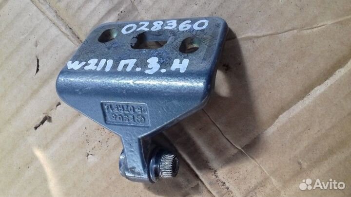 Петля двери задняя правая нижняя Mercedes Benz E-K