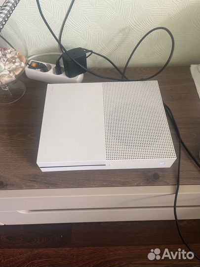 Xbox One s 2 геймпада 1tb(+ диск Hitman2)