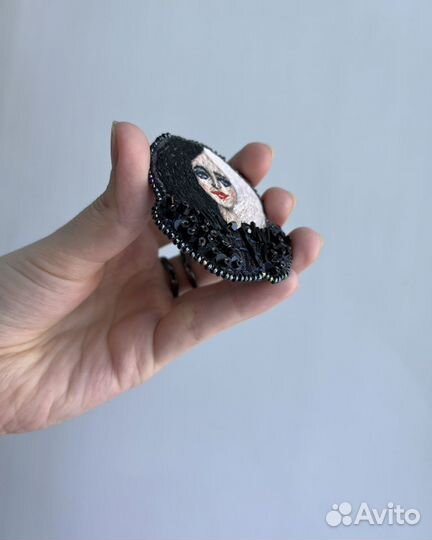 Ручная работа брошь, выполненная в технике гладь «