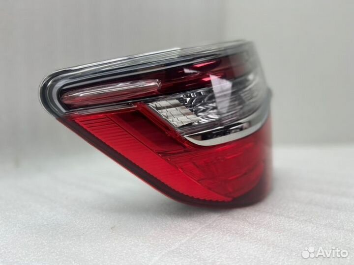 Фонарь наружный задний левый Toyota Camry V55