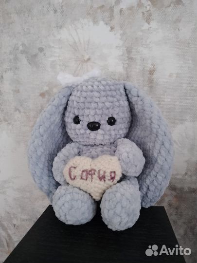 Плюшевый заяц вязаный