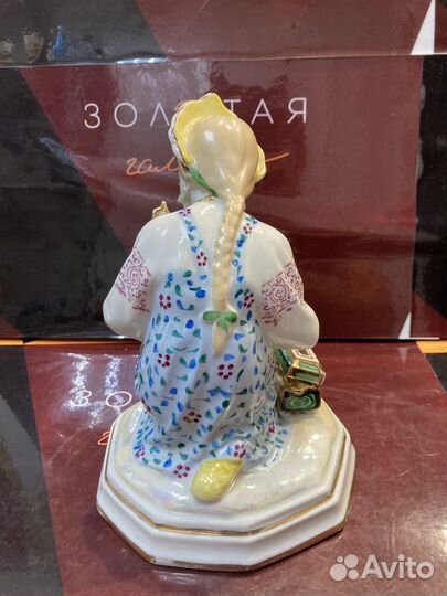 Статуэтка Девочка с Зеркалом Фарфор