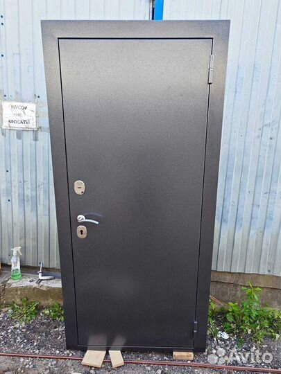 Дверь входная металлическая