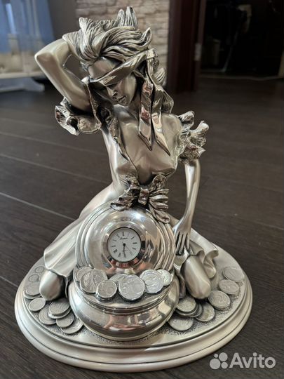 Серебряная статуэтка с часами