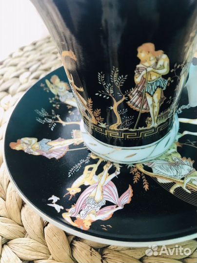 Чашки с блюдцами и ложками