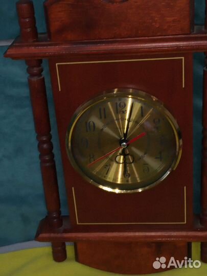 Часы настенные.янтарь