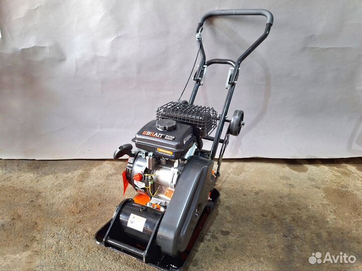 Виброплита бензиновая Brait PC50 + коврик