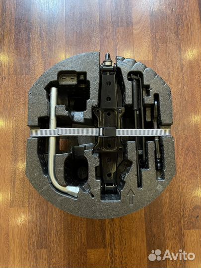 Домкрат Skoda Rapid