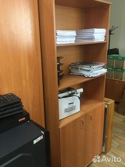 Продаются шкафы, столы, тумбочки, стулья