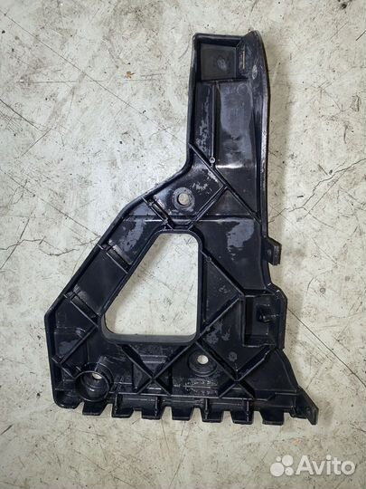 Кронштейн крепления бампера правый 4F0807228 Audi