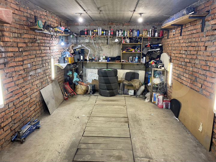 Гараж, > 30 м²