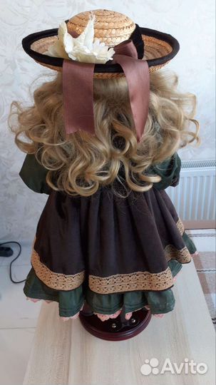 Коллекционная кукла на подставке