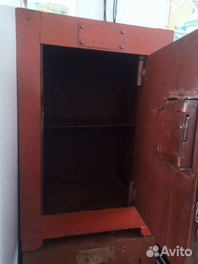 Сейф металлический