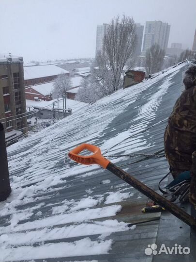 Чистка крыш от снега и наледи