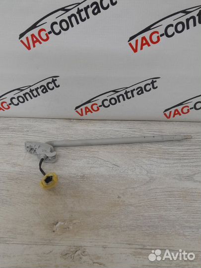 Кронштейн солнцезащитного козырька левый