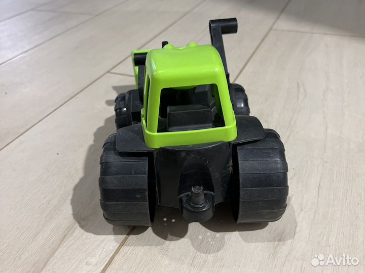 Трактор зеленый