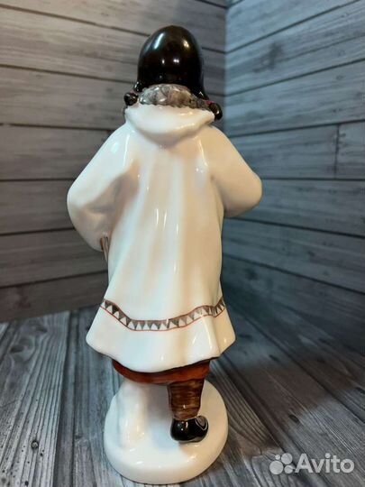 Статуэтка лфз Якутка с цветком и книгой