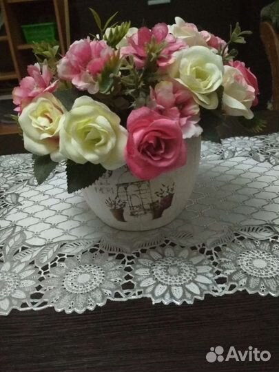 Искусственные розы в горшке