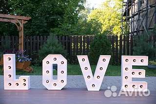 Деревянные буквы с лампочками