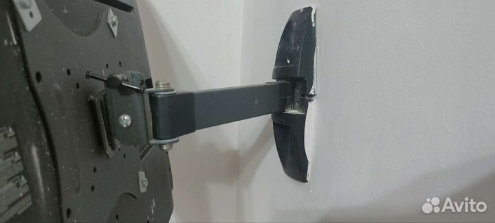 Телевизор с кронштейном