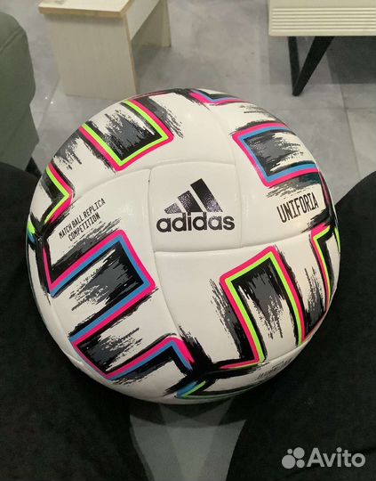 Футбольный мяч adidas uniforia
