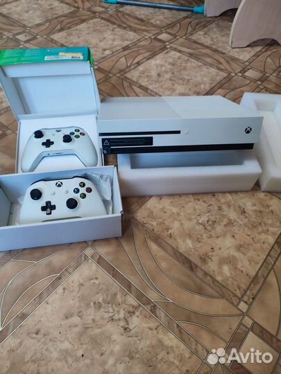 Xbox One s 2 геймпада 1tb
