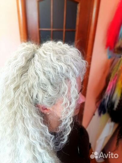 Модель на афрокудри