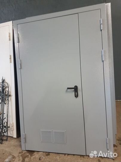 Общая тамбурная дверь из 2 мм стали с отделкой