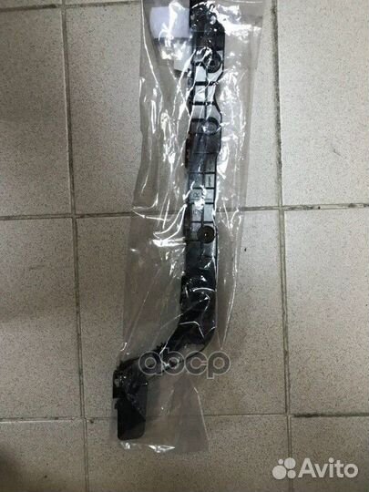 Кронштейн бампера 5215560070 toyota