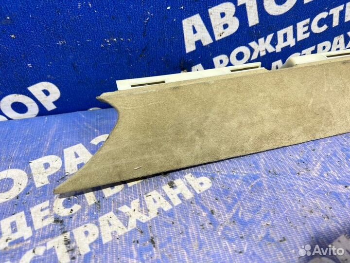 Обшивка задней стойки Audi A8D3 седан 2005