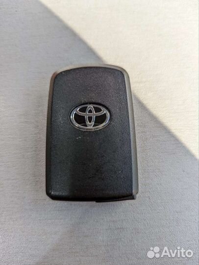 Смарт ключ Toyota Voxy Sienta Noah 2017+