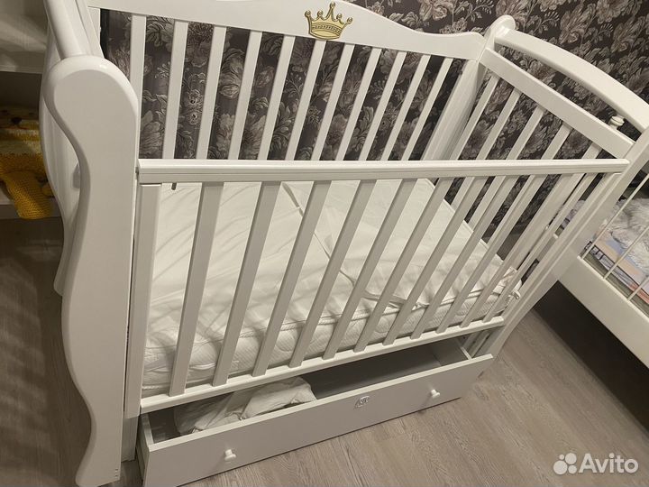 Детская кроватка с маятником
