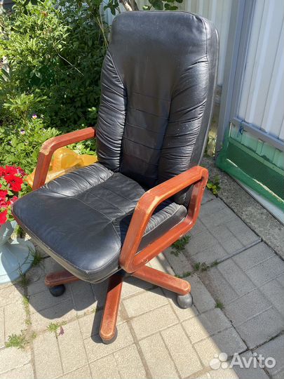 Офисное кожаное кресло