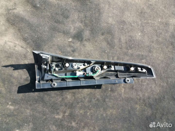 Стоп сигнал правый Nissan Serena C26