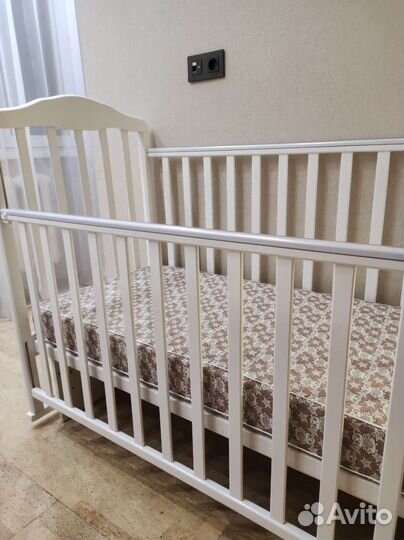 Детская кроватка с маятником