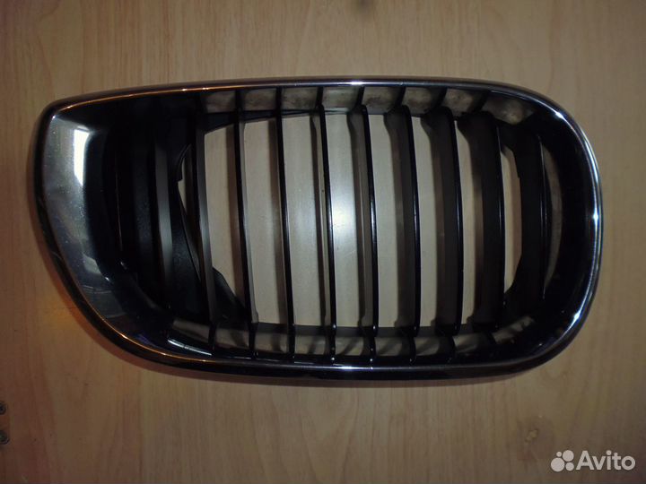 Решетка радиатора правая BMW E46