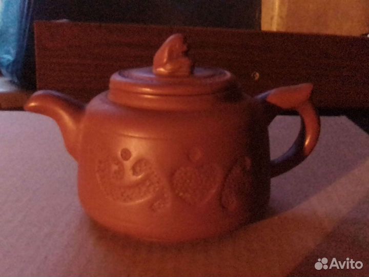 Посуда -чашки, стаканы, чайник, сахарница, тарелки