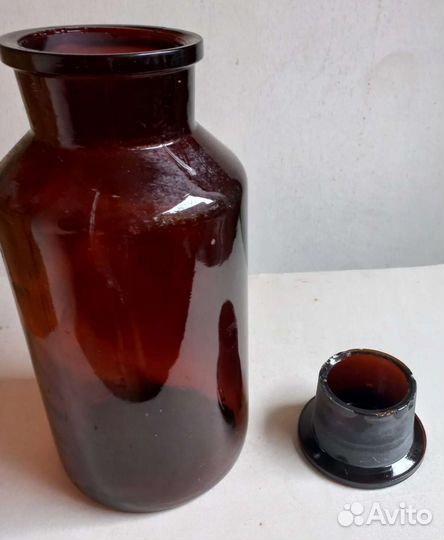 Старинные бутылки и банки аптечные